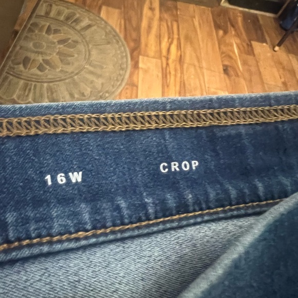 Capris NWT - Picture 2 of 8